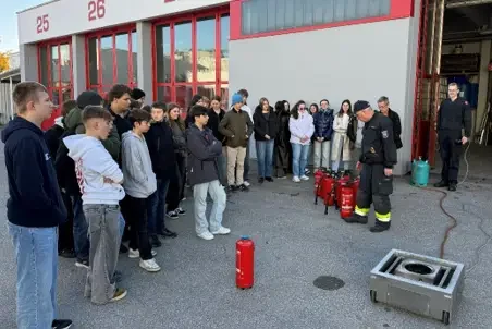 „Brandschutz ist Selbstschutz“ – ChemikerInnen absolvierten Brandschutzschulung bei der FW Wels