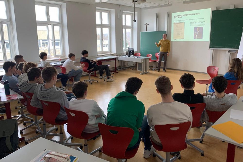 Die Bedeutung der Wissenschaft im Kontext von Fake News und Verschwörungsmythen